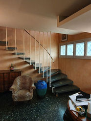 Entrée avec escalier suspendu d’origine