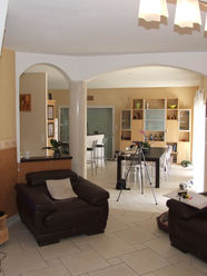 Salon avant rénovation à Roiffieux avec agencement d’origine non optimisé