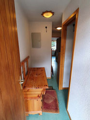 Entrée de cet appartement au ski à Courchevel avec meuble d'entrée qui obstrue le passage.