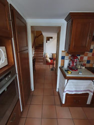 Vue de l’ancienne cuisine avant rénovation, future entrée de la maison