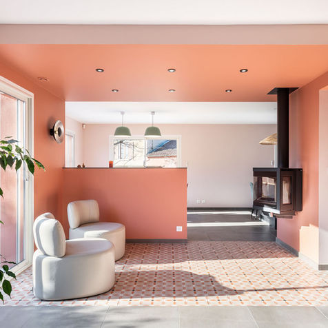 Zone cheminée avec revêtement de sol type carreaux ciment délimitant l’espace cheminée.