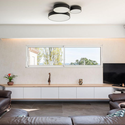 Salon lumineux près d’Annonay avec meuble TV sur mesure et ouverture modifiée