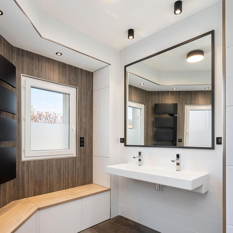 Salle de bain à Roiffieux avec colonne de rangement et banc intégré