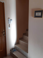Vue de l’ancien escalier carrelé dans l’entrée avant rénovation.
