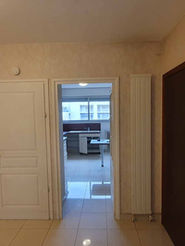 Vue sur la cuisine depuis l'entrée de cet appartement avant travaux d'architecte.