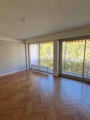 Grandes baies vitrées dans séjour avant réaménagement d'appartement.