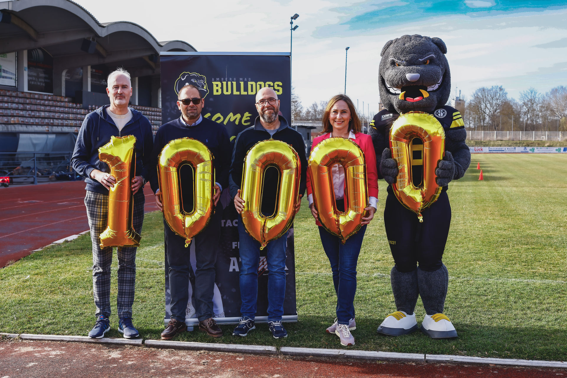 10,000 euros for the Bulldogs – Strong partners send a strong message