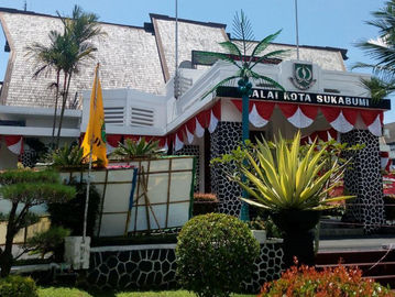 Balaikota Sukabumi yang dibangun pada 1933 dan rampung setahun setelahnya karya arsitek Belanda E. Knaud (Foto: Randy Wirayudha/Historia)