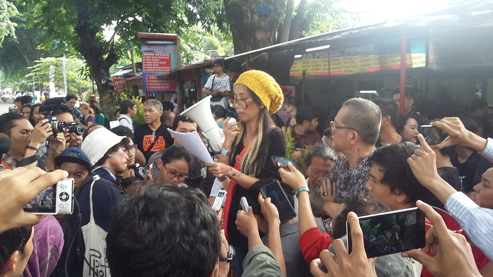 Pembacaan siaran pers oleh Dhyta Caturani mewakili panitia BelokKiri.Fest tentang pelarangan acara oleh UPT TIM dan Polisi. Foto: Miftah Jackson/Historia