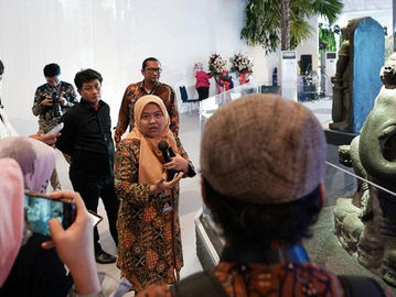 Arca Ganesha yang diterangkan oleh seorang kurator dalam konferensi pers pembukaan pameran “Repatriasi: Kembalinya Saksi Bisu Peradaban Nusantara” di Galeri Nasional Indonesia, Jakarta Pusat, 27 November 2023. Foto: Rusli/Historia.id.