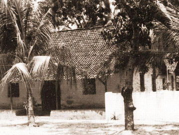 Pondok Ranggawarsita ketika berguru kepada Kiai Kasan Besari di pesantren Tegalsari, Ponorogo. (Dok. Claude Guillot).
