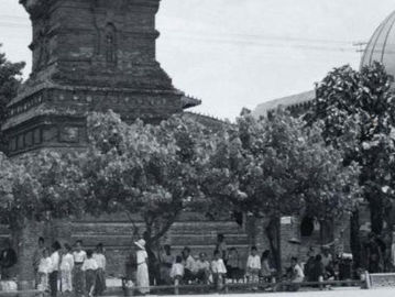 Menara Masjid Kudus sekira tahun 1920-1939. (G.F.J. Bley/Tropenmuseum/Wikimedia Commons).