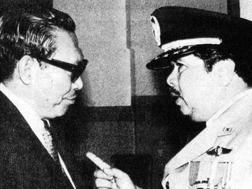 Soemitro (kanan) dan Ali Moertopo (kiri). Foto: Repro Pangkopkamtib Jenderal Soemitro dan Peristiwa 15 Januari '74 karya Heru Cahyono.