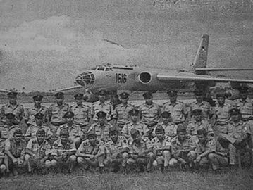 Para personil AURI dengan latar belakang pesawat pembom TU-16 Badger.