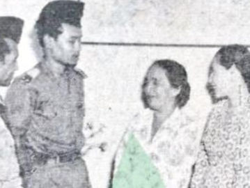Letkol Kahar Muzakkar (kedua dari kiri), komandan TNI Seberang, di Jakarta pada 1950. Dia kemudian menjadi pemimpin DI/TII di Sulawesi Selatan. (Waspada, 23 Januari 1950/Koleksi Perpusnas RI).