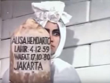 Suzanna dalam peran pocongnya di film Sundel Bolong (1981)