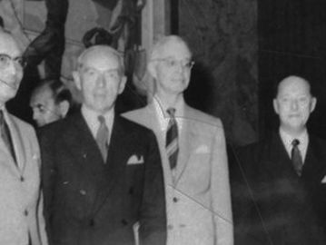 Delegasi penandatangan Perjanjian New York, 15 Agusus 1962. Kiri-kanan: Menteri Luar Negeri Indonesia Soebandrio, Sekjen PBB U Thant, Ketua Delegasi Belanda Herman van Rooijen, Diplomat AS Ellsworth Bunker, dan Anggota Delegasi Belanda CWF Schurmann. Foto: Repro dari Perpusnas RI.