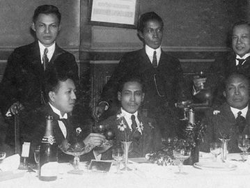 Dari kiri ke kanan: J. B. Sitanala, J. A. Latumeten, Darnawan Mangoenkoesoemo, Iwa Koesoema Soemantri, H. D. J. Apituley. Berdiri di belakang: Mohamad Amir, Soekiman, Alinoeddin Boemi. (Hans Pols, Nurturing Indonesia).