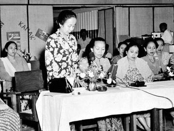 Maria Ullfah ketika memberikan pidato pada Kongres Perempuan tahun 1950-an. (Tropenmuseum/Wikimedia Commons).