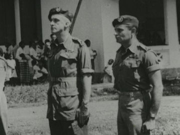 Kapten Raymond Pierre Paul Westerling (kanan) kondang jadi "jagal" lewat pelatihannya di Inggris. (NIMH/nederlandsekrijgsmacht.nl).