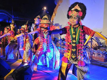 Aksi siswi sanggar seni tari topeng Mimi Rasinah saat pagelaran Tribute to Mimi Rasinah. Foto: Aryono