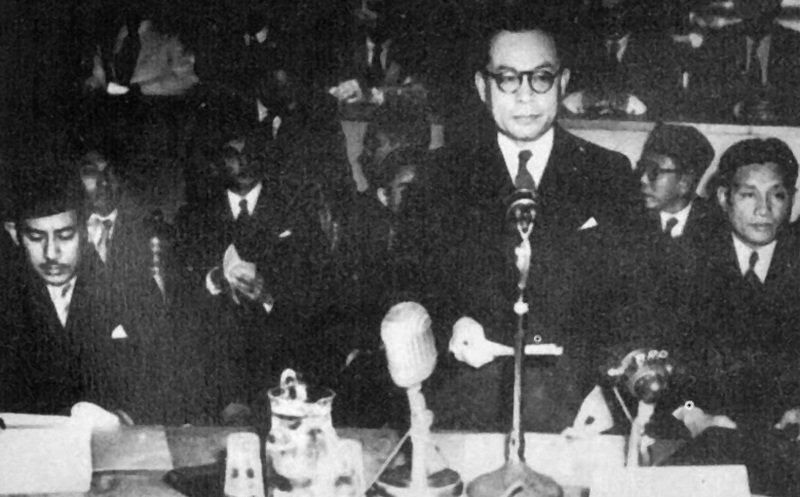Mohammad Hatta, ketua delegasi Republik Indonesia dalam Konferensi Meja Bundar di Den Haag, 1949. Sumber: Untuk Negeriku: Sebuah OtobiografiMohammad Hatta, ketua delegasi Republik Indonesia dalam Konferensi Meja Bundar di Den Haag, 1949. Sumber: Untuk Negeriku: Sebuah Otobiografi