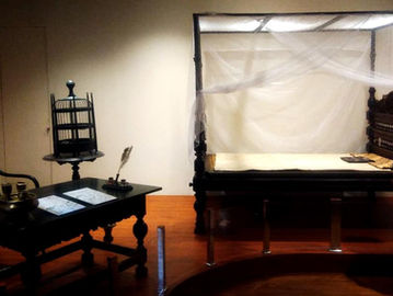 Seorang pengunjung menyaksikan kamar penahanan Pangeran Diponegoro di Balai Kota Batavia. (Martin Sitompul/Historia.ID).