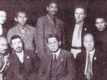 Anggota Komintern: Tan Malaka berdiri ketiga dari kiri. Sedangkan Ho Chi Minh duduk pertama dari kiri. (Repro Tan Malaka, Bapak Republik yang Dilupakan).