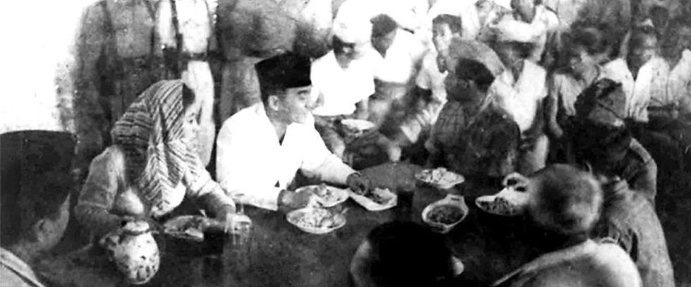 Sukarno sedang menikmati santapan bersama istri dan masyarakat. (rosodaras.wordpress.com).