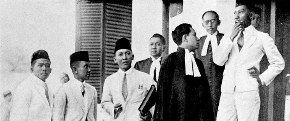 Pengadilan pemimpin PNI: Sukarno, Maskoen, Gatot Mangkoepradja, dan Soepriadinata dengan pembela Mr. Sastro Moeljono, Mr. Sartono, dan Mr. Soejoedi. (KITLV).