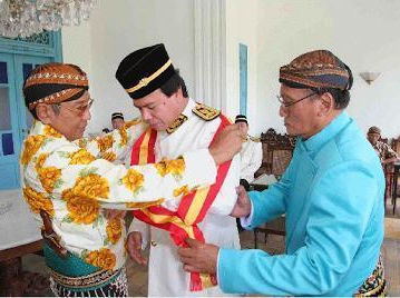 Susuhunan Pakubuwana XIII saat melakukan pemberian gelar kehormatan kepada beberapa warga negara asing di Sasana Narendra, Kompleks Keraton Surakarta.