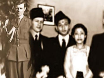 Mr. Mas Slamet (kiri, memakai blangkon). Daliloedin (kedua dari kanan, memakai peci).