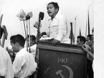 Sekjen PKI, D.N. Aidit berorasi dalam kampanye jelang pemilihan umum 1955. (Wikipedia).