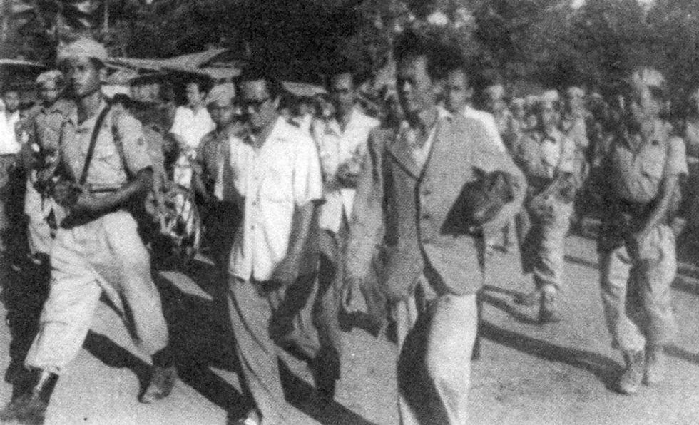 Amir Sjarifoeddin (berkemeja puith) sedang digiring tentara ketika tertangkap di daerah Babalan, Kudus.). (Repro Madiun 1948: PKI Bergerak).