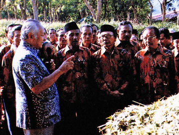 Presiden Soeharto memberikan pengarahan kepada lurah-lurah di Kabupaten Bantul, Yogyakarta. Sumber: Repro "Soeharto: Pikiran, Ucapan, dan Tindakan Saya".