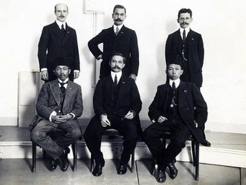 Duduk (ki-ka): Tjipto Mangoenkoesoemo, Douwes Dekker, Soewardi Soerjaningrat. Berdiri (ki-ka): F. Berding, G.L. Topi, J. Vermaesen, di Den Haag, Belanda, 1913. Foto: KITLV.