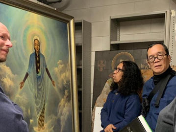 Amir Sidharta (kedua dari kanan) tengah membahas lukisan Maria Assumpta karya Basoeki Abdullah yang disimpan di gudang bawah rumah susun jompo yang dikelola oleh Serikat Jesuit di Nijmegen, Belanda. (Bonnie Triyana/Historia).