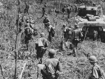 Infantri Amerika Serikat menyisir hutan belantara, rawa-rawa, dan gua-gua di Biak, Papua. (army.mil).