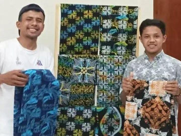 Sandi Pratama (kanan), pembuat batik motif Seribu Bagang dan Jejak Tapak Romusha khas Banten Selatan. (Instagram wbwanabatik).