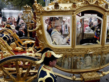 Ratu Belanda di dalam kereta emas. Foto:ANP