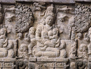 Sosok Dewi Hariti di dinding Candi Mendut, Magelang. (Wikipedia).