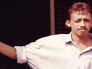 Potret Munir Said Thalib di depan kantor LBH Surabaya sekitar tahun 1996. Aktivis HAM itu tewas diracun saat melakukan perjalanan udara menuju Belanda pada 7 September 2004. (Wikipedia).