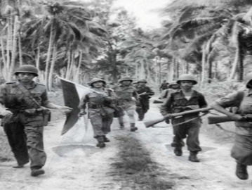 Pasukan APRIS di bawah pimpinan Kolonel Kawilarang sedang menuju Pulau Ambon dalam rangka penumpasan RMS, 1950. (opac.perpusnas.go.id)