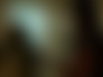 Rini (Tara Basro) dan Muwarni Suwono (Ayu Laksmi) dalam film Pengabdi Setan (2017) karya sutradara Joko Anwar.