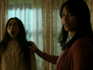 Rini (Tara Basro) dan Muwarni Suwono (Ayu Laksmi) dalam film Pengabdi Setan (2017) karya sutradara Joko Anwar.