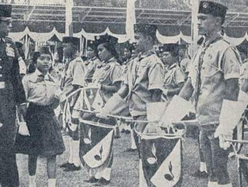 Presiden Sukarno menginspeksi pramuka bersama Sultan Hamengkubuwono IX tahun 1965  (Repro Bung Karno Penjambung Lidah Rakjat Indonesia).