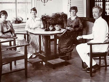 Dr. Willem Gerbrand Boorsma menikmati teh di Bogor. (Tropenmuseum).