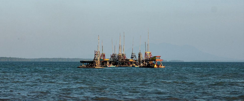 Kapal isap rakitan warga untuk menyedot timah mengapung di lepas pantai Teluk Kelabat, Kabupaten Bangka Barat, 2023. (Dok. Finlan Aldan).