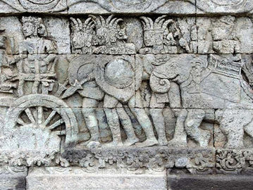 Ilustrasi adegan perang dalam relief di dinding Candi Panataran, Blitar.