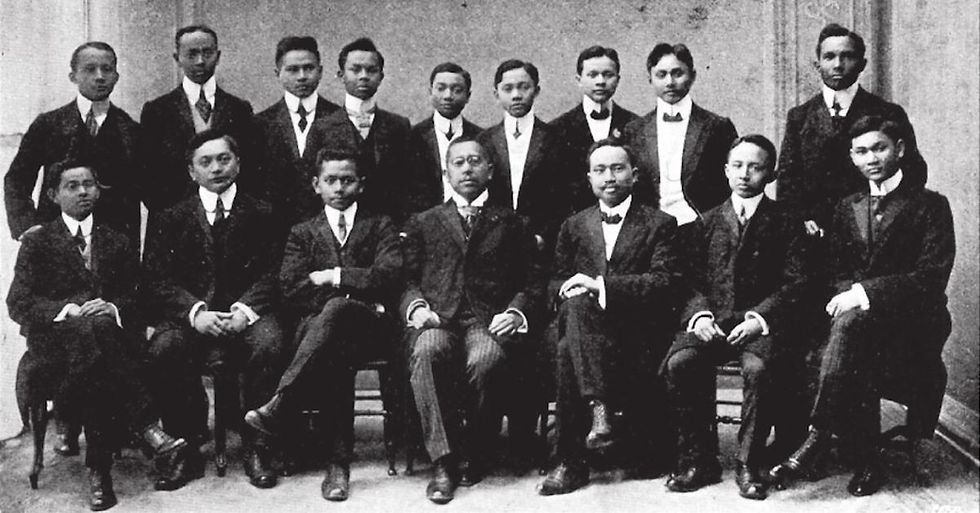 Indische Vereeniging berkumpul pada 22 Mei 1909 di Den Haag. Duduk dari kiri ke kanan: Notokworo, Ambia Soedibio, Soemitro, Casajangan, Ph. Laoh, Hoesein Djajadiningrat berdiri: Soerjowinoto, Tumbelaka, Latif, Gondowinoto, Noto Soeroto, Amaroellah, Lumentut, Apituley. (Repro Di Negeri Penjajah).